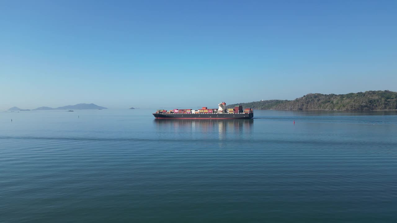 巴拿马运河上一艘装满集装箱的船。视频下载