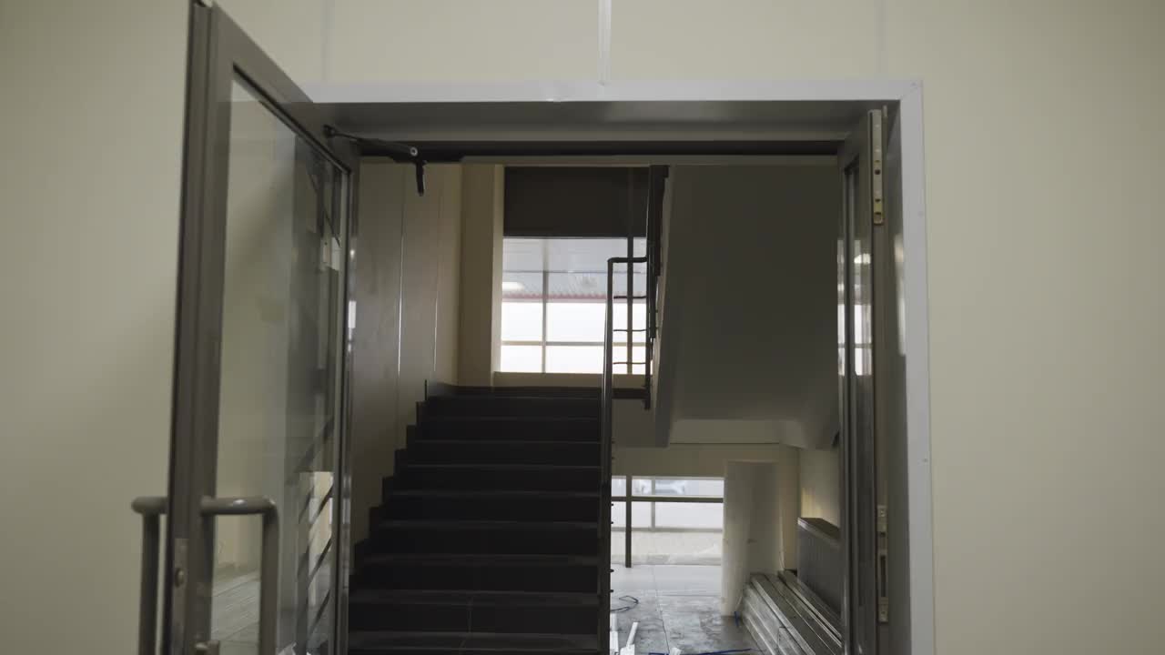 办公楼里有金属扶手的楼梯视频下载
