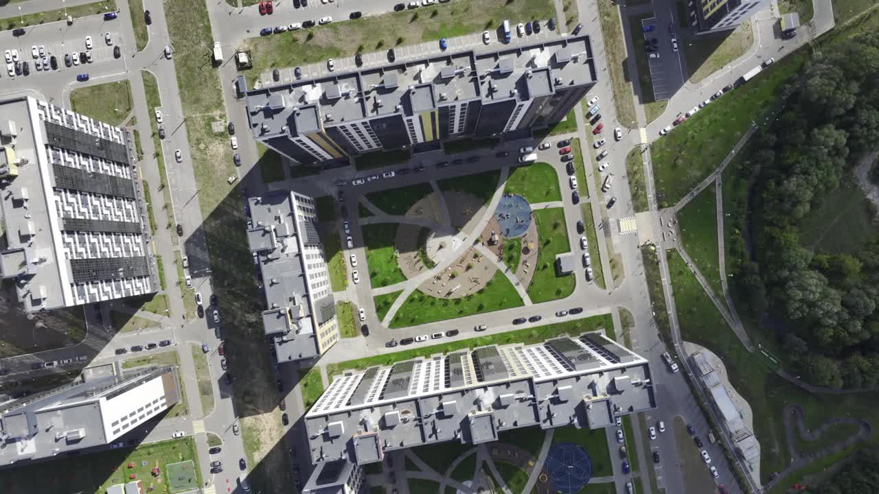 公园在城市街区的高层公寓楼之间视频下载