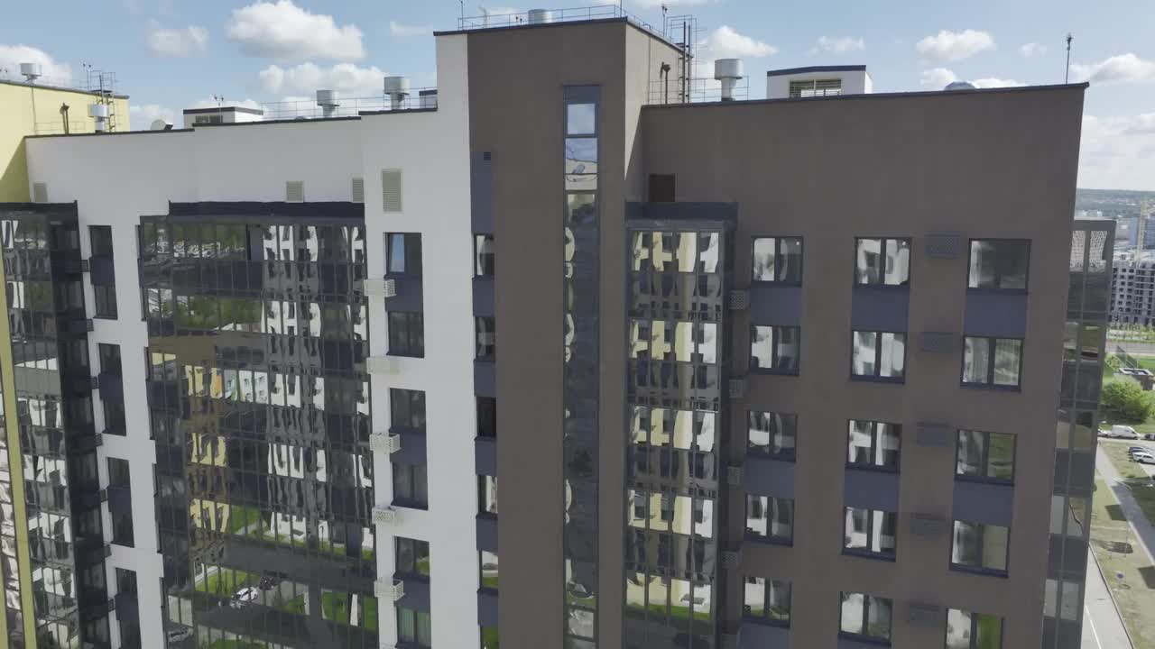 现代高层公寓楼，采用玻璃幕墙视频下载