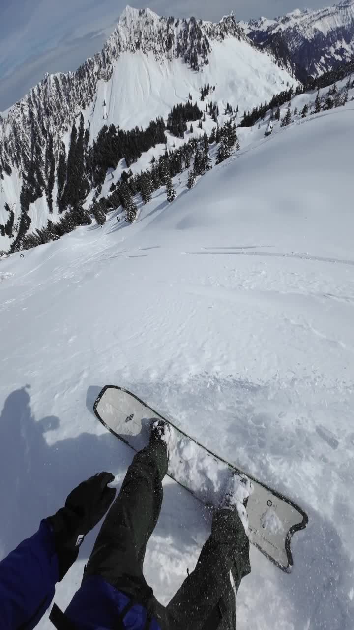 在偏僻的山区，在新鲜的雪粉上进行POV单板滑雪视频下载