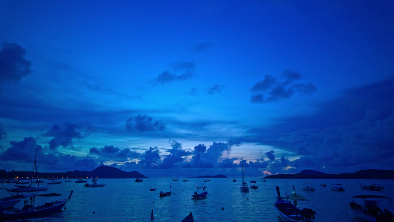 渔港上空日出时的蓝云。视频下载