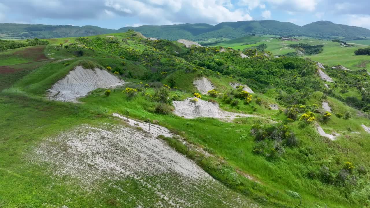 意大利托斯卡纳奥尔恰山谷的侵蚀景观视频下载