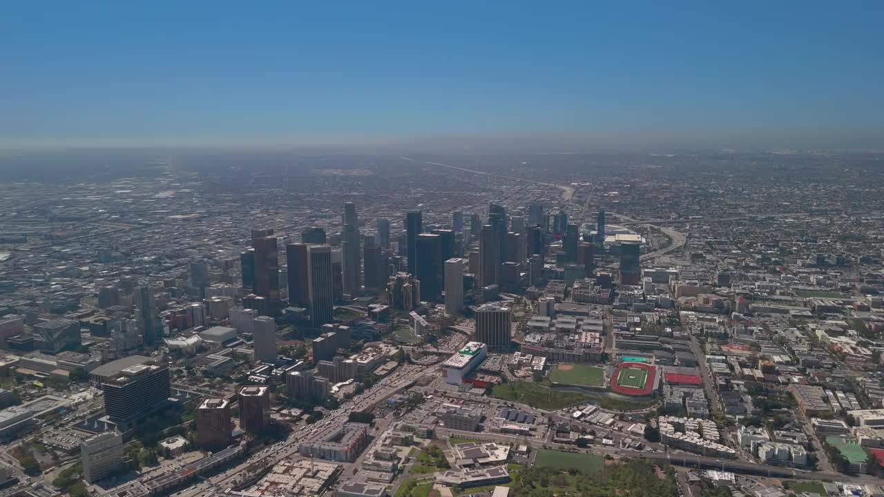 在一个阳光明媚的日子里，加州洛杉矶市中心的鸟瞰图视频下载