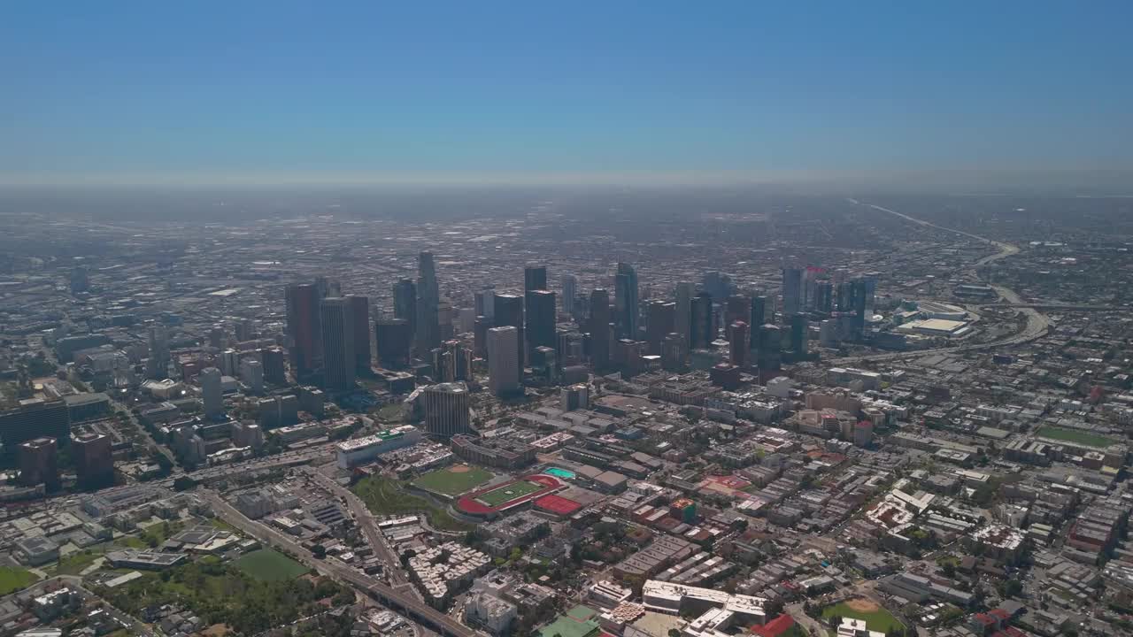 在一个阳光明媚的日子里，加州洛杉矶市中心的鸟瞰图视频下载