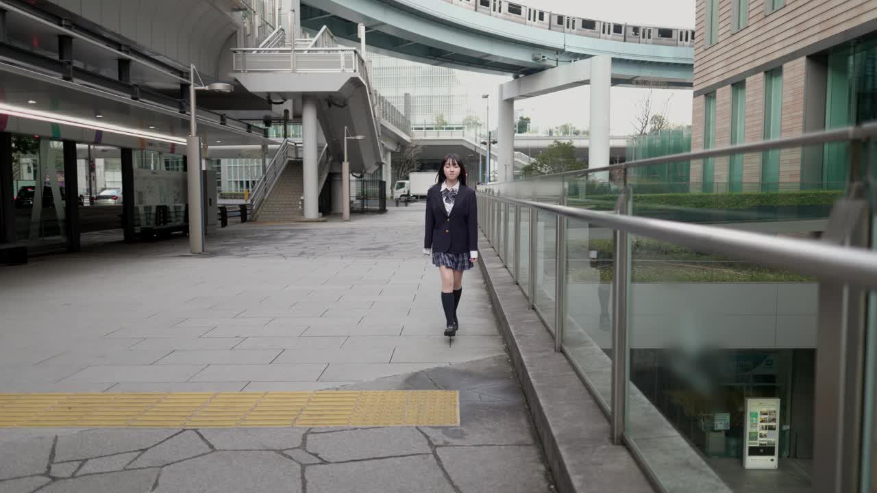 日本女学生放学后在城里遇见朋友——慢镜头视频下载