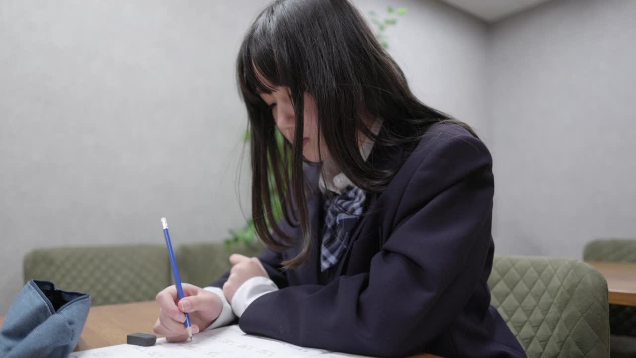 一个女学生正在做数学课的报告视频下载