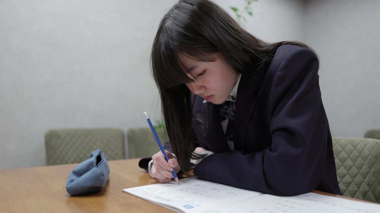 一个女学生正在做数学课的报告视频下载
