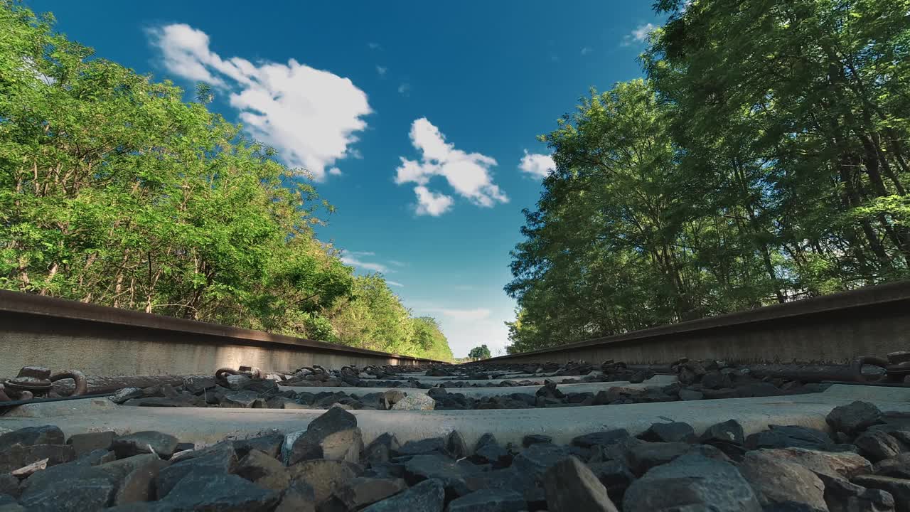 铁路上的延时。铁路轨道，云层背景。视频下载