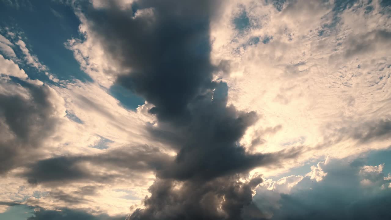间隔拍摄。戏剧性的云景与阳光穿透暴风雨的天空。视频下载