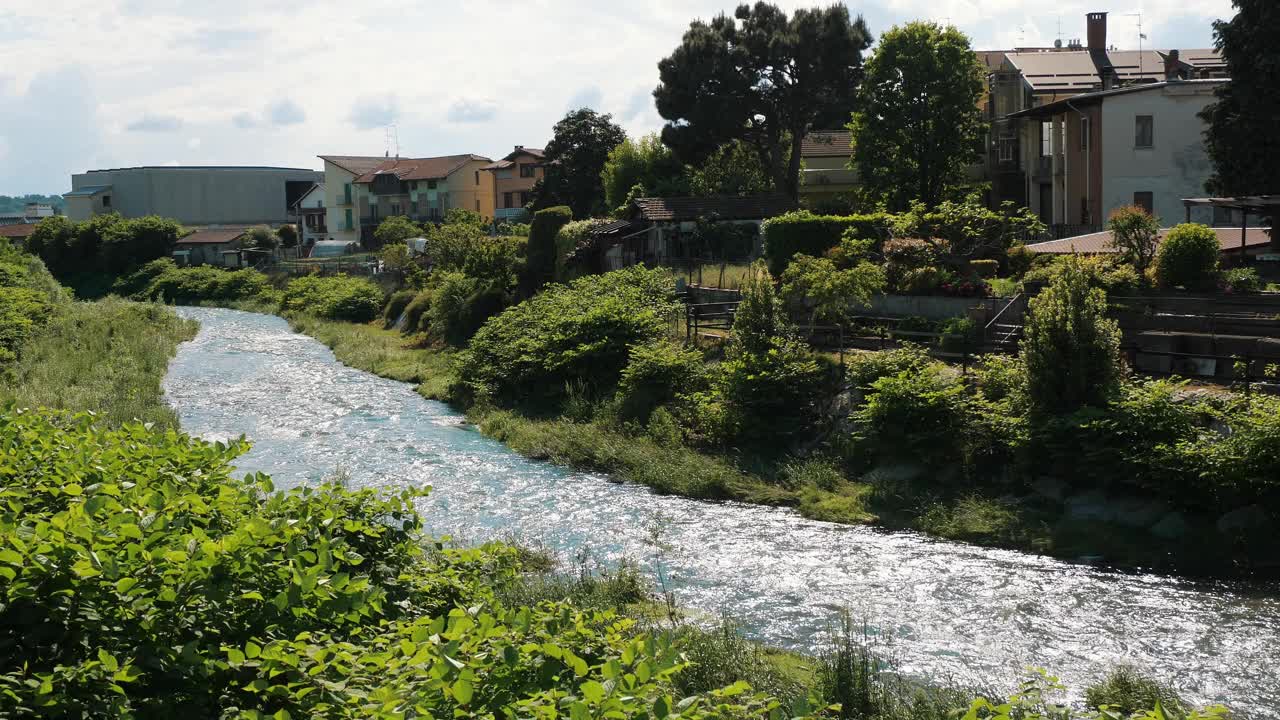 流水与民居的小镇景观视频下载