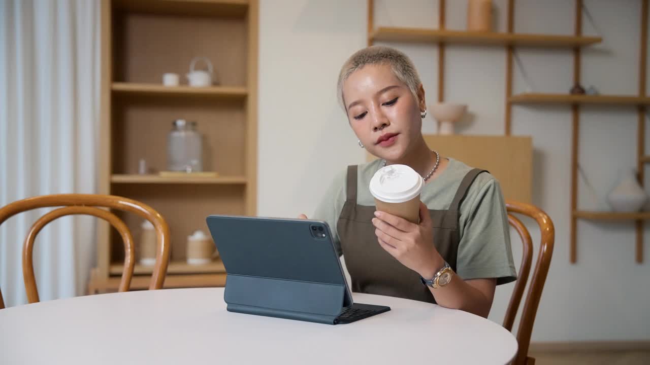 女员工设计适合商店的咖啡杯。视频下载