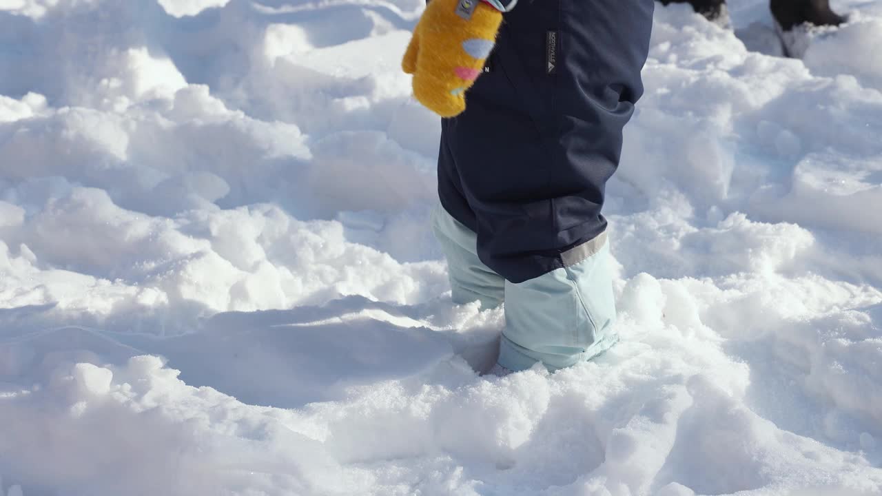这孩子冬天在外面散步。视频下载
