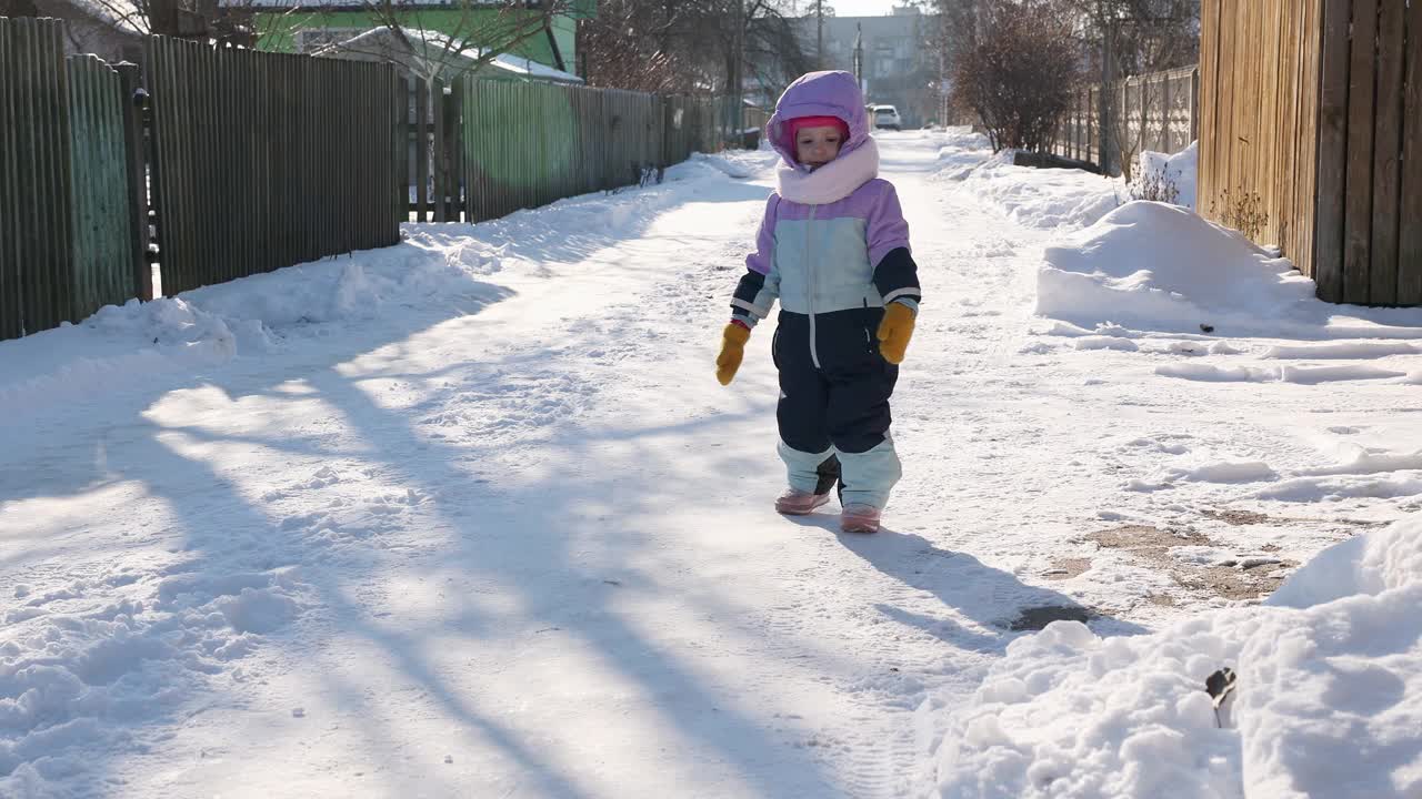 这孩子冬天在外面散步。视频下载