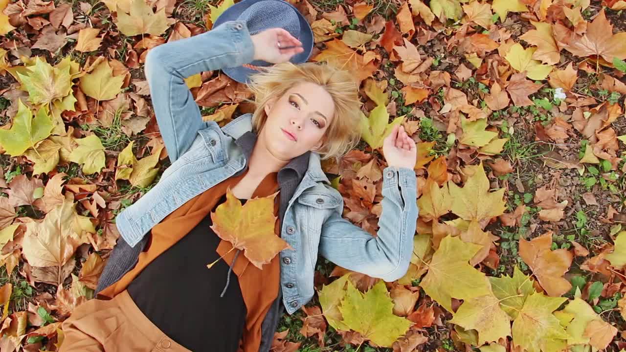 躺在秋叶上的金发女郎视频下载