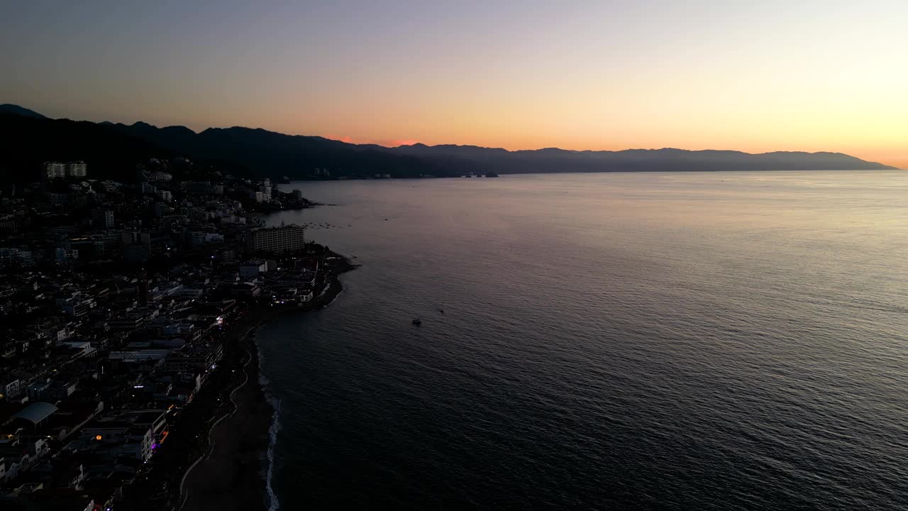 从空中俯瞰平静的海湾和城市的日出视频下载