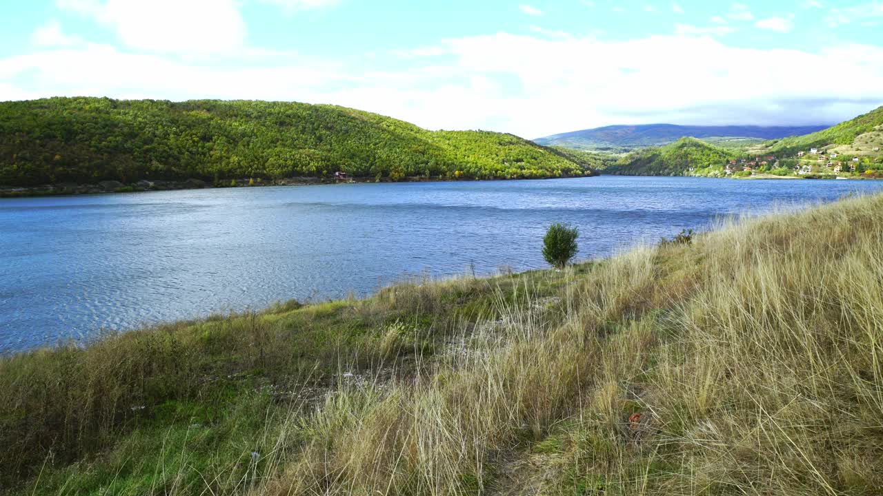塞尔维亚刮风秋日的博万湖风光视频下载
