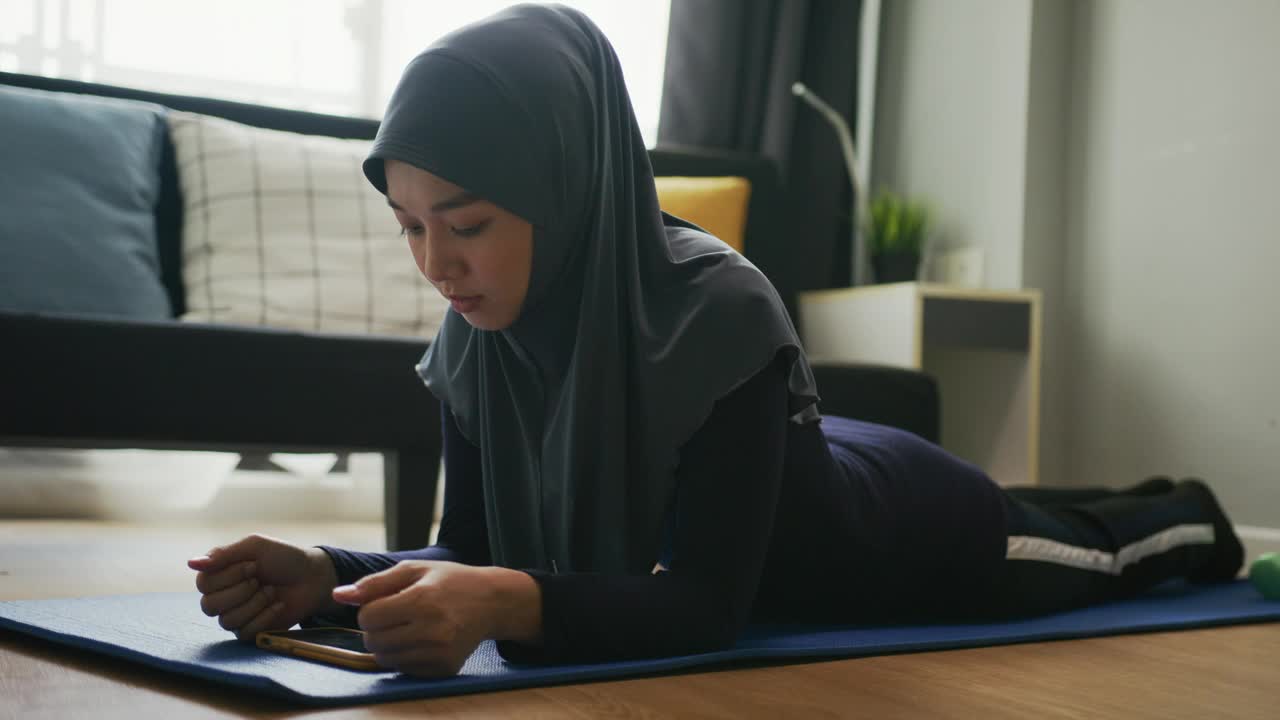 穆斯林:健身和平板支撑在家里的地板上，胃，锻炼和健康视频下载
