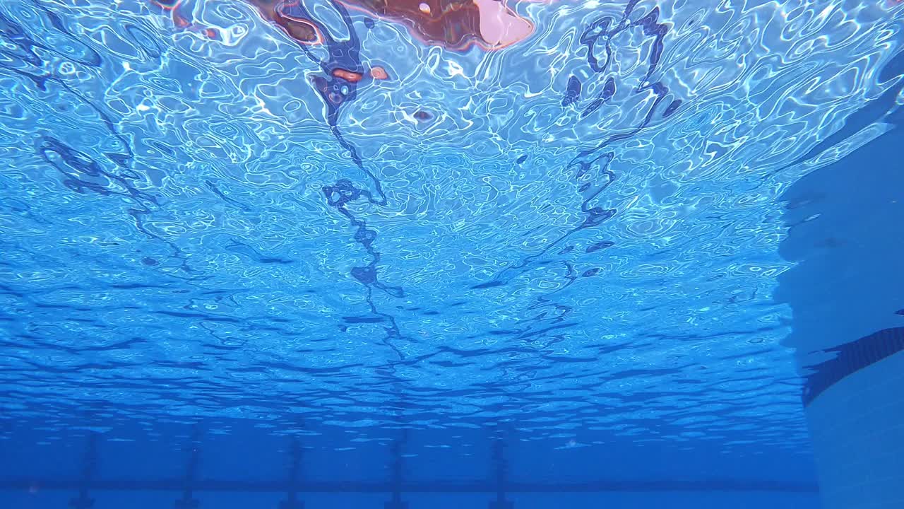 水下拍摄的一个干净的空游泳池内部视频下载