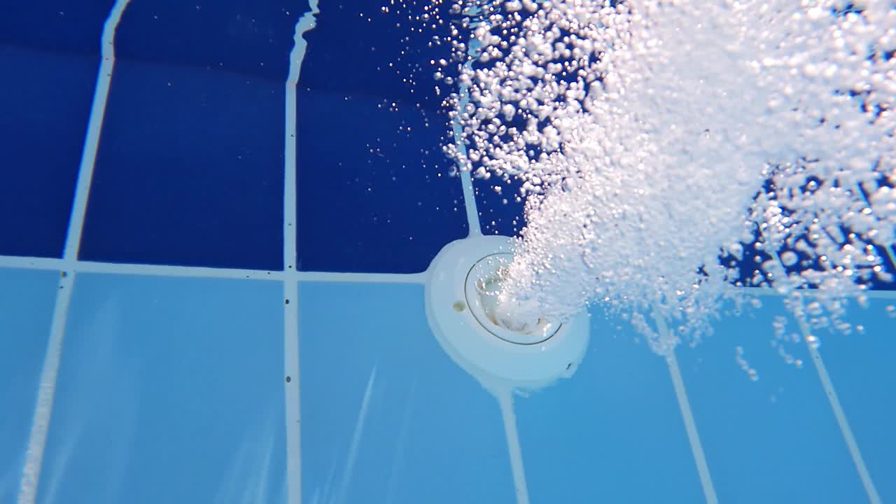 水下气泡从游泳池水射流填充软管视频下载