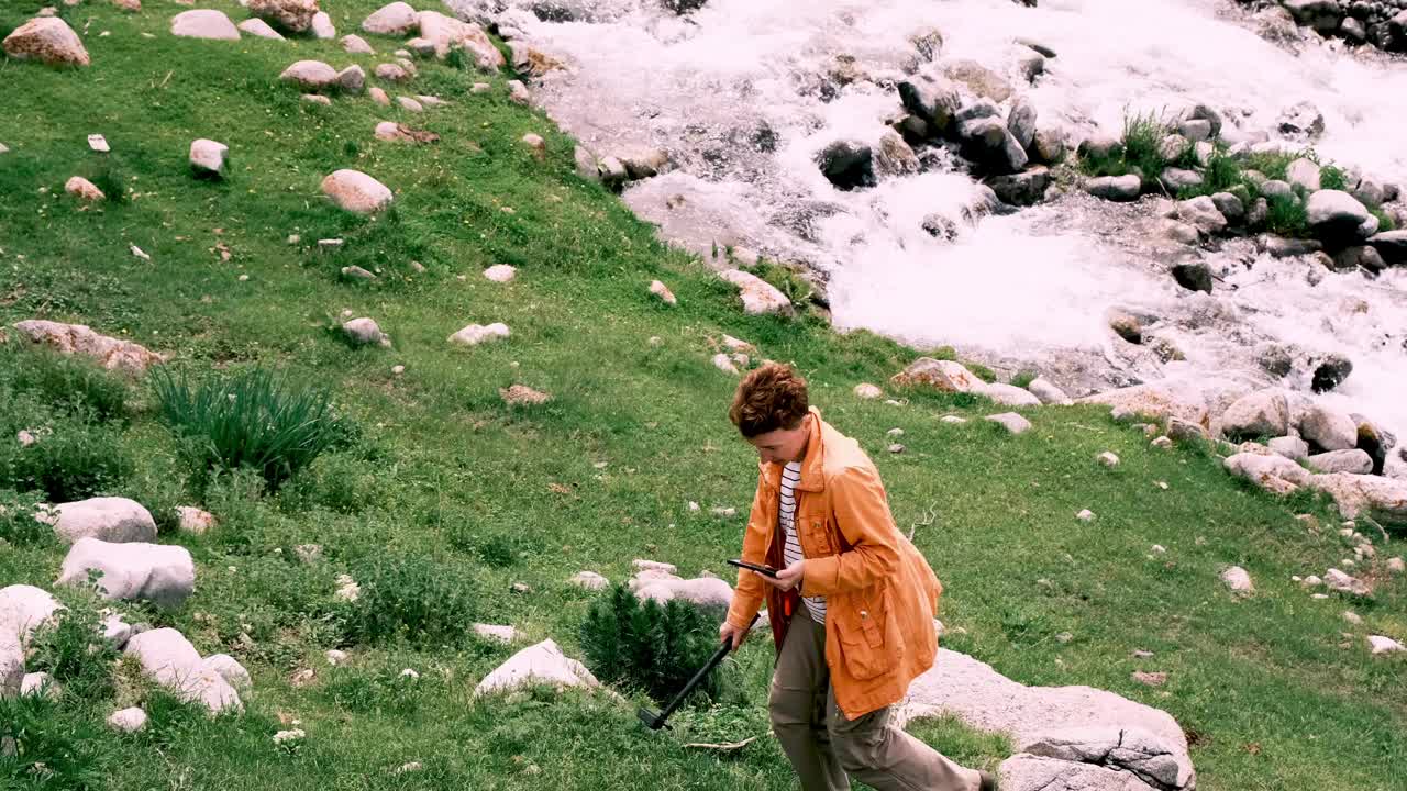 女视频操作员使用运动相机在山区拍摄视频下载