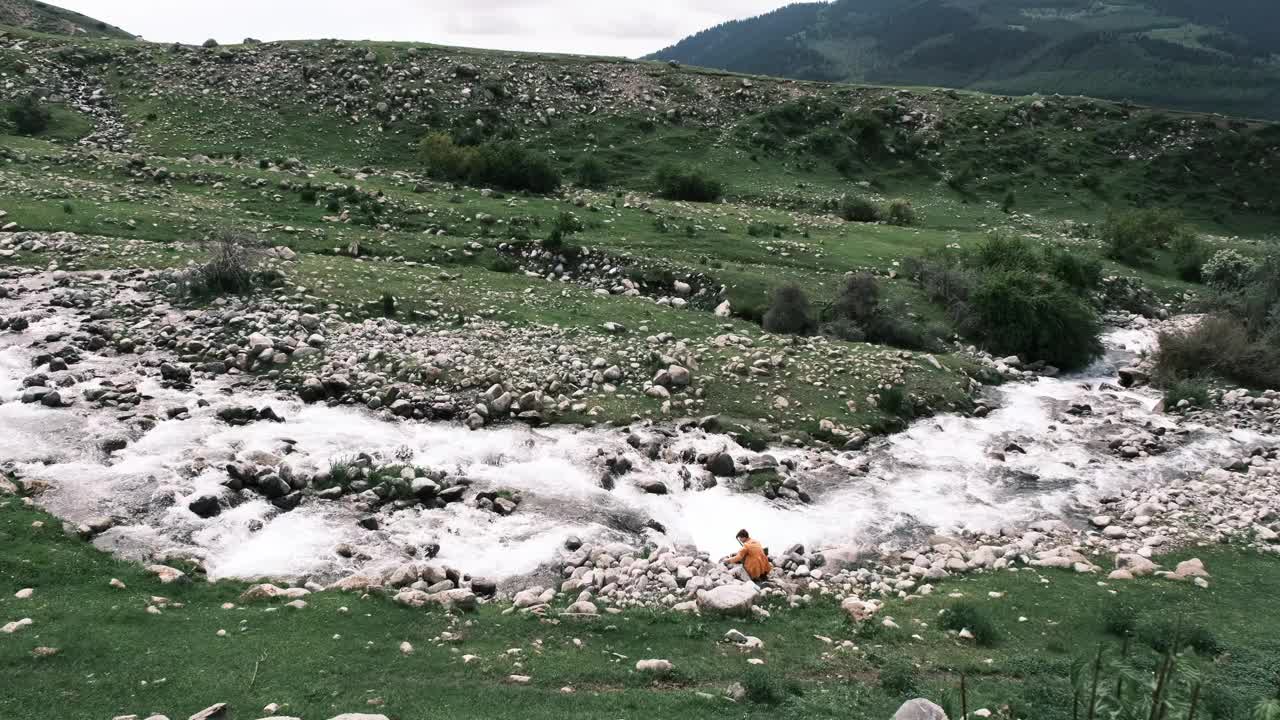 女视频操作员使用运动相机在山区拍摄视频下载