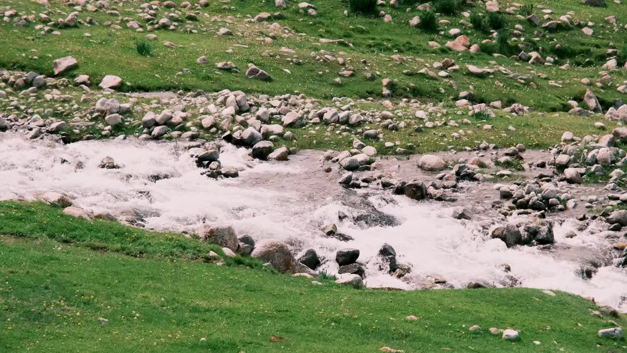 山溪在山谷中奔流视频下载