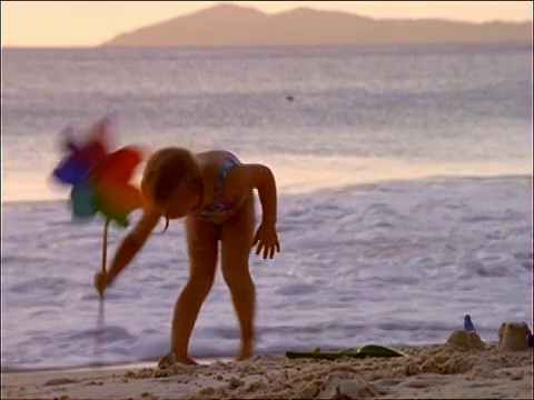 慢镜头小女孩在海滩/塞舌尔玩风车视频素材