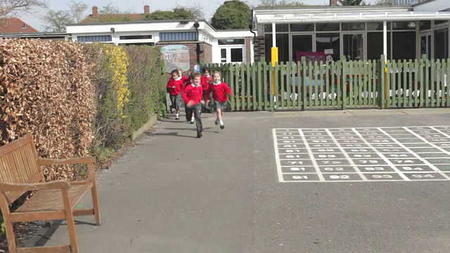 小学生在操场上奔跑视频素材