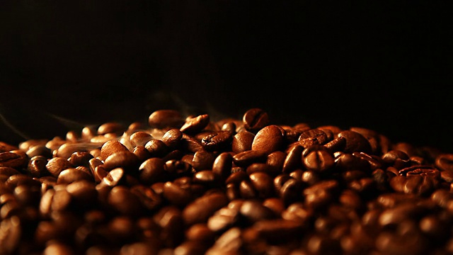热气腾腾的咖啡豆视频素材