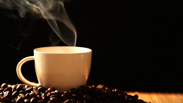 热气腾腾的咖啡视频素材