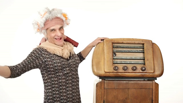 高清视频老祖母孤立在白色与旧收音机视频素材