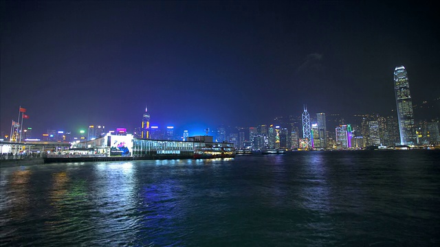 香港岛照明城市摩天大楼，航海船只，亚洲，时光流逝视频素材