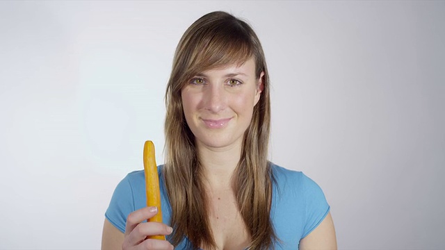 年轻健康的女人在吃胡萝卜视频下载