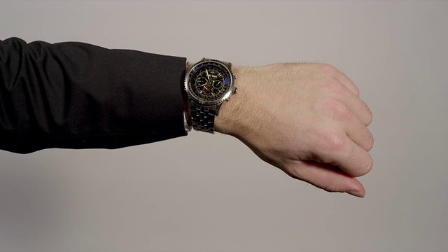 特写:商人检查他的手表上的时间视频下载