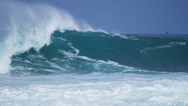 巨浪冲击着危险的岩石视频下载