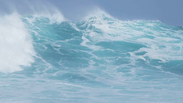 白顶巨大的冲浪浪近距离慢动作视频下载