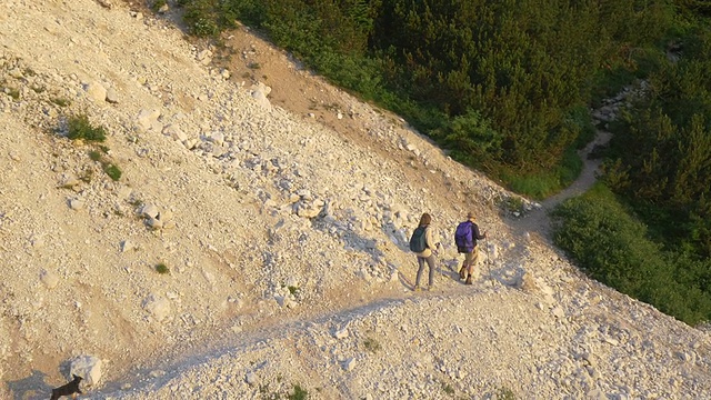 摄影:年轻的徒步旅行者在山上的碎石上跋涉视频素材