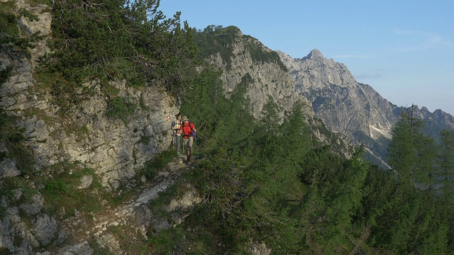 航拍:在欧洲阿尔卑斯山徒步旅行视频素材