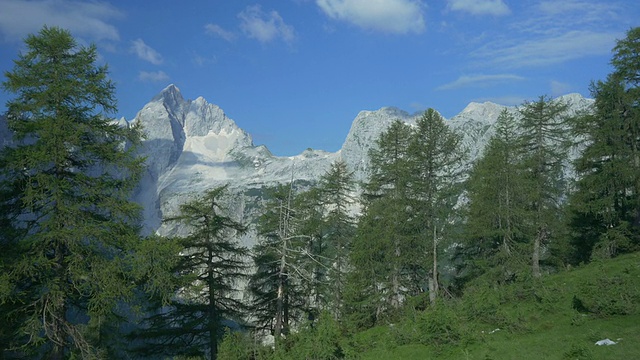 航拍:徒步旅行者在欧洲阿尔卑斯山最美丽的地方视频素材