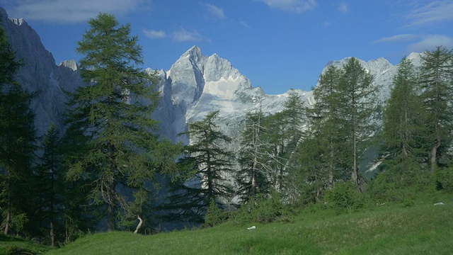 AERIAL:一对年轻夫妇在欧洲阿尔卑斯山徒步旅行视频素材