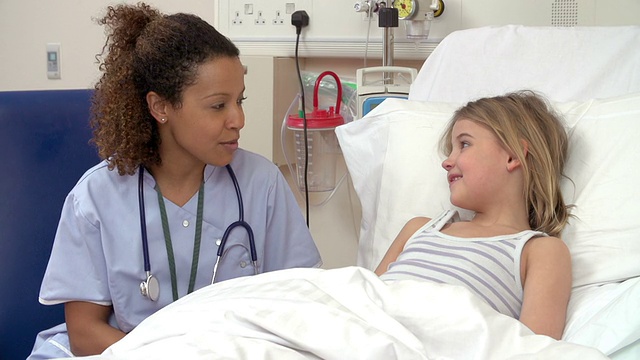 护士用听诊器检查病床上的小女孩视频下载