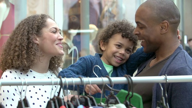 两个年轻女人在购物中心的栏杆上看衣服。用索尼FS700拍摄，帧率25帧/秒视频素材