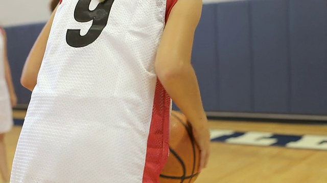 女子高中篮球运动员得分篮视频素材