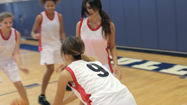 高中女子篮球队比赛视频素材