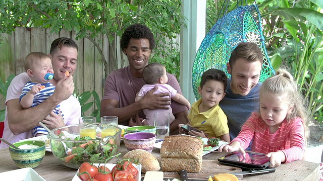 一群父亲与孩子享受户外餐在家视频素材