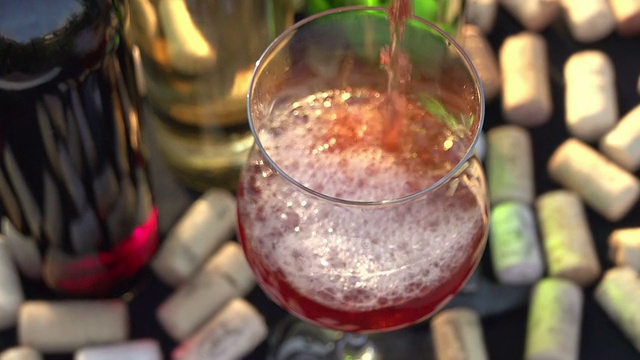 将粉红葡萄酒倒入玻璃杯中视频下载