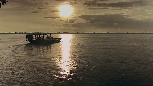 日出时，渡船离开码头过河视频素材