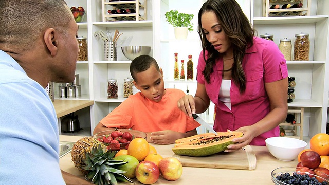 健康生活方式非裔美国家庭新鲜水果沙拉视频素材