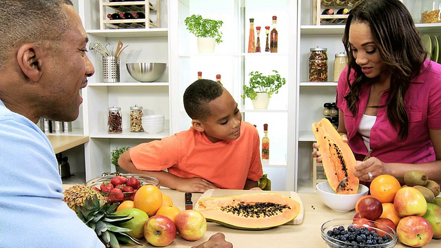 健康生活方式非裔美国家庭新鲜水果沙拉视频素材